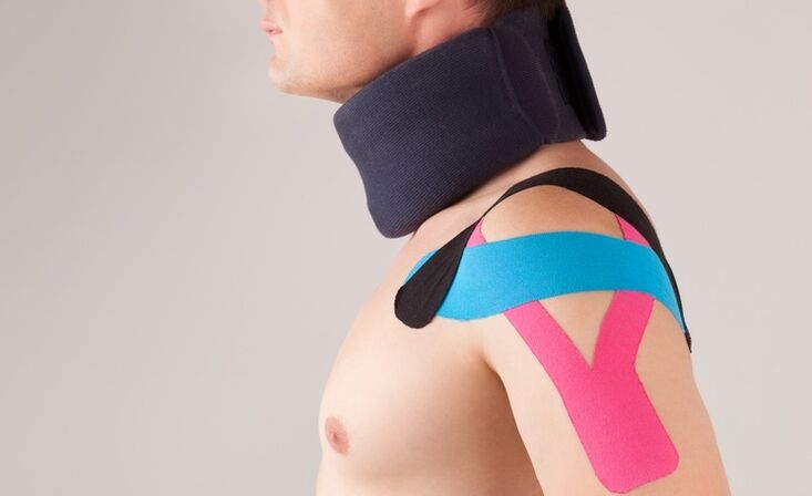 Během akutního období cervikální osteochondrózy je třeba nosit speciální límec